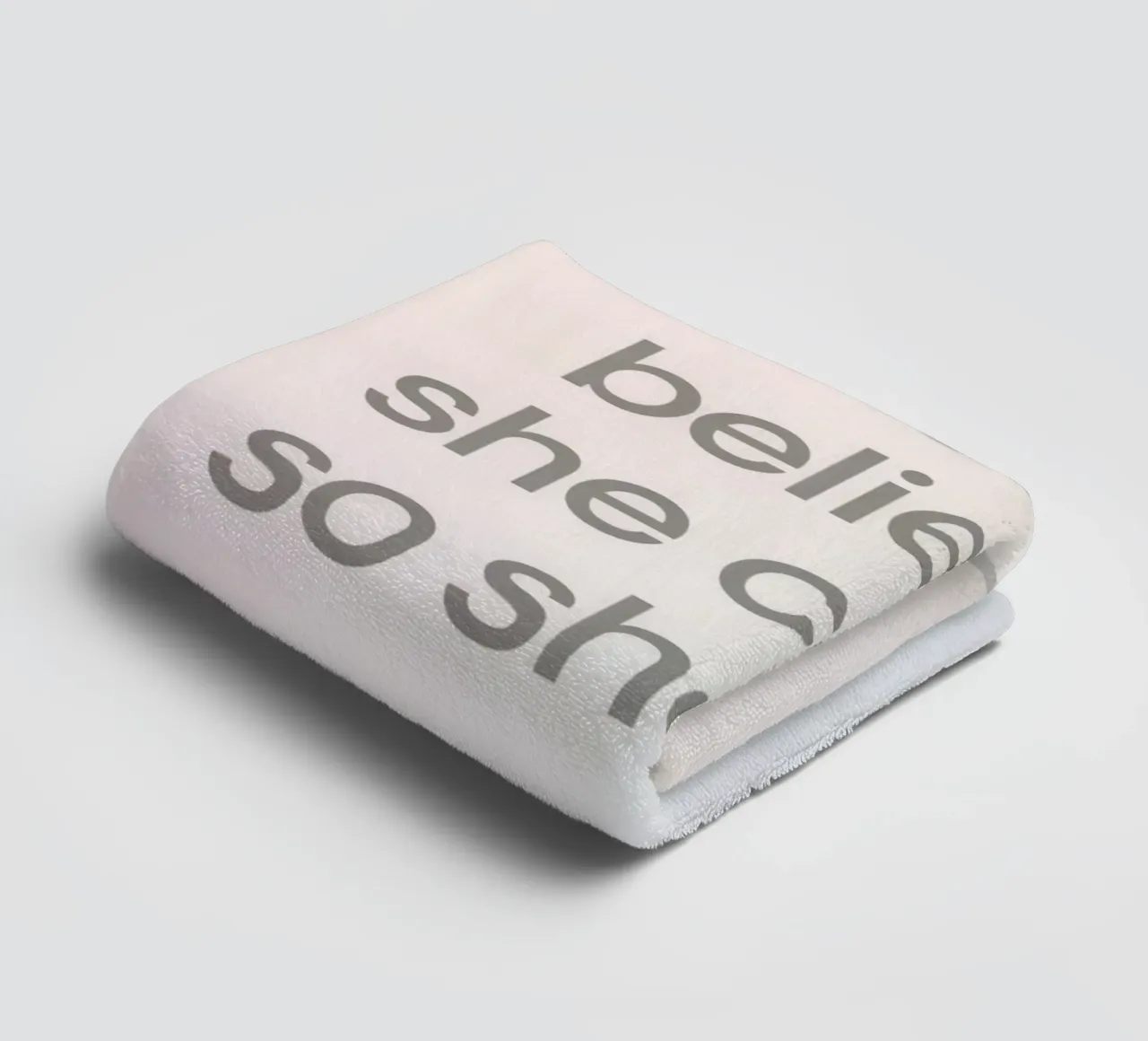 Sie glaubte, sie könnte es, also tat sie es: Gradient Background Handtuch von DesignDoodle
