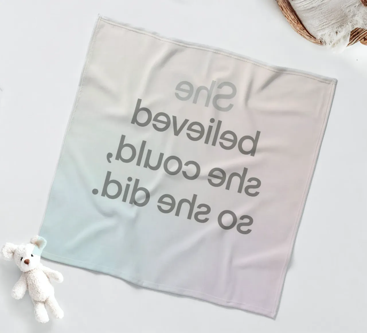 Sie glaubte, sie könnte es, also tat sie es: Gradient Background Fleecedecke von DesignDoodle