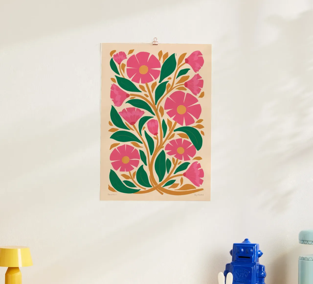Abbraccio di petali vibranti poster da Astra Mist