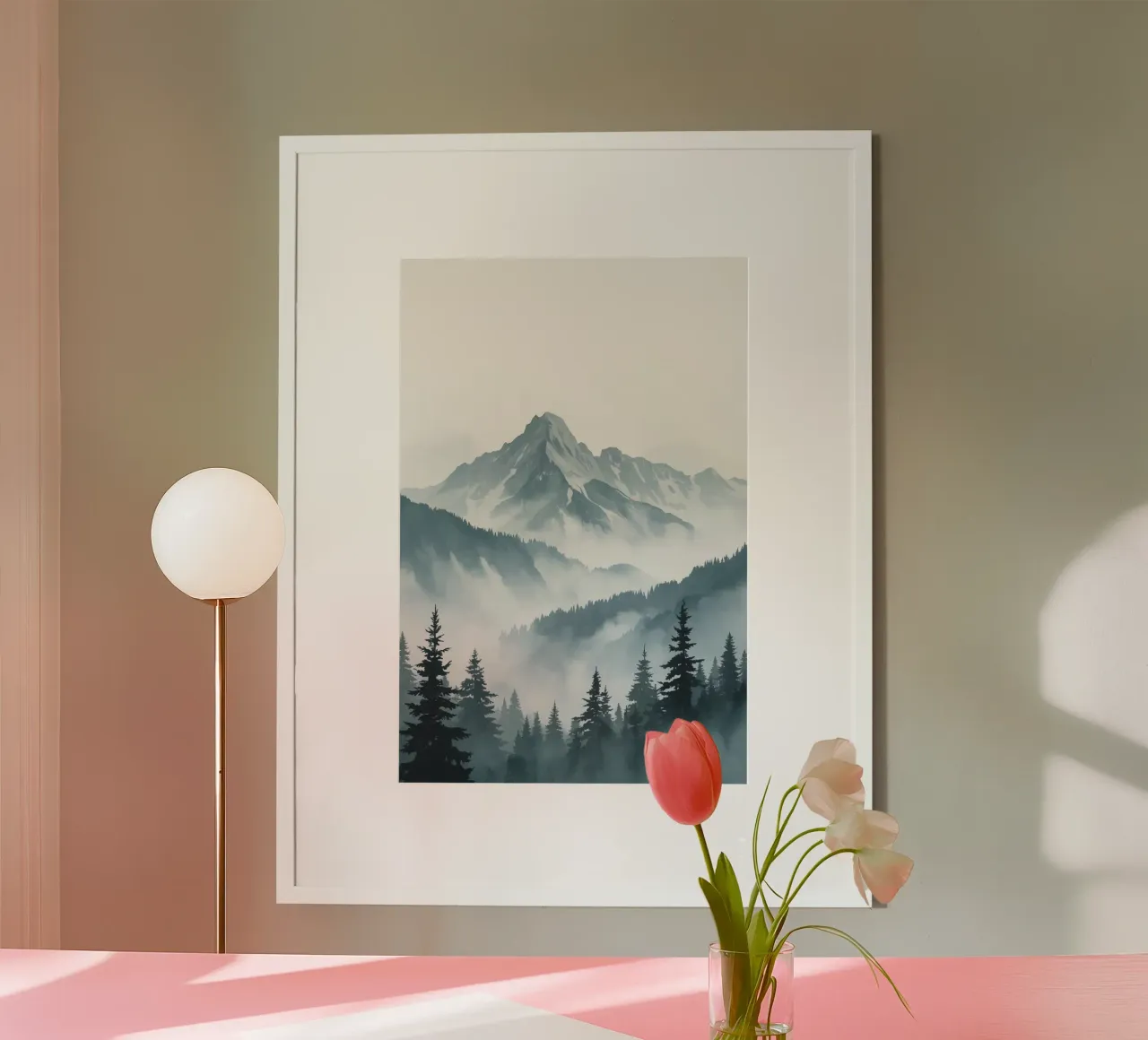 Gebirgskette hinter nebligem Wald Poster mit Holzrahmen von DesignDoodle