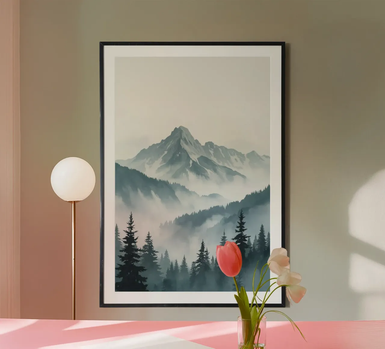 Gebirgskette hinter nebligem Wald Poster mit Holzrahmen von DesignDoodle