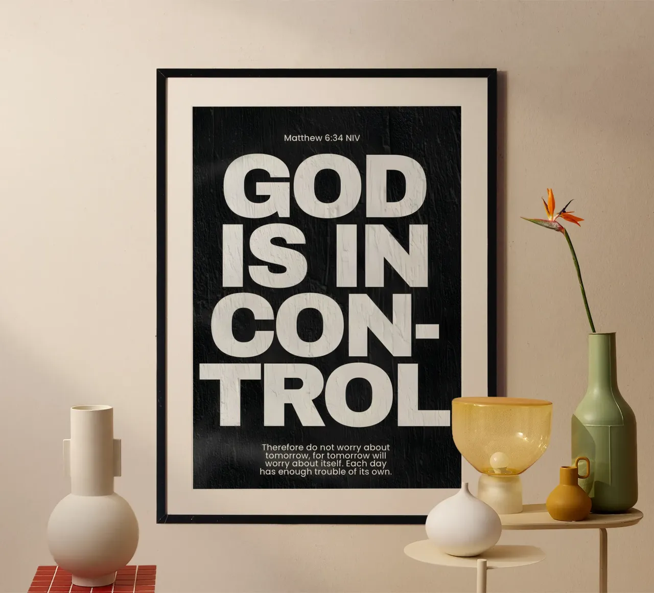 'God is in control poster con telaio in legno da Type & Tape