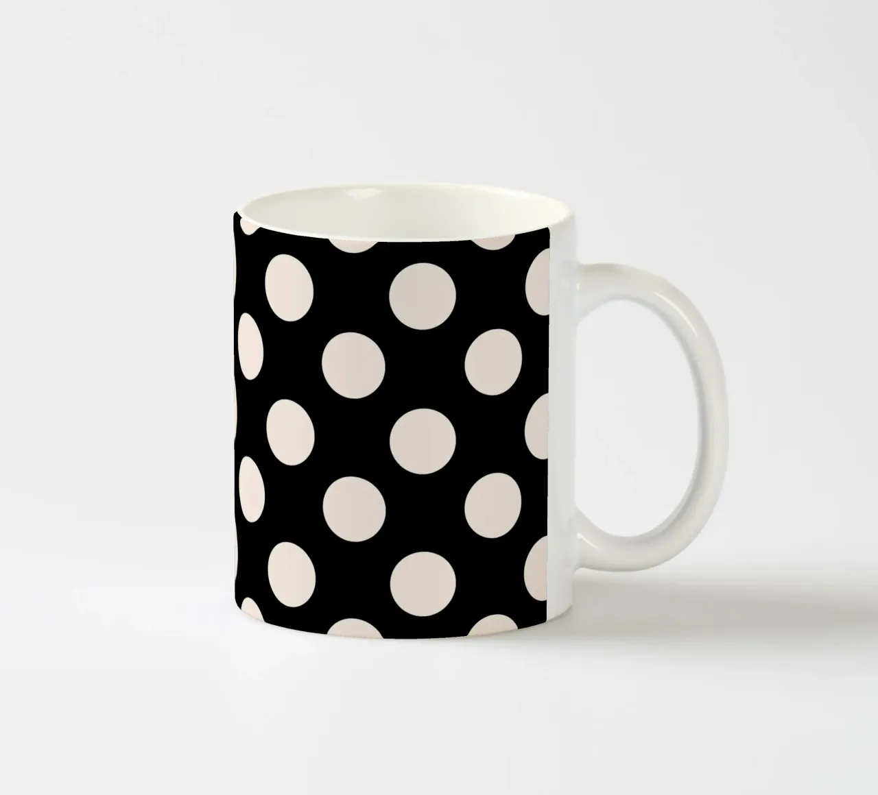 Polka dots on black tazza in ceramica da TijanaArtStudio88