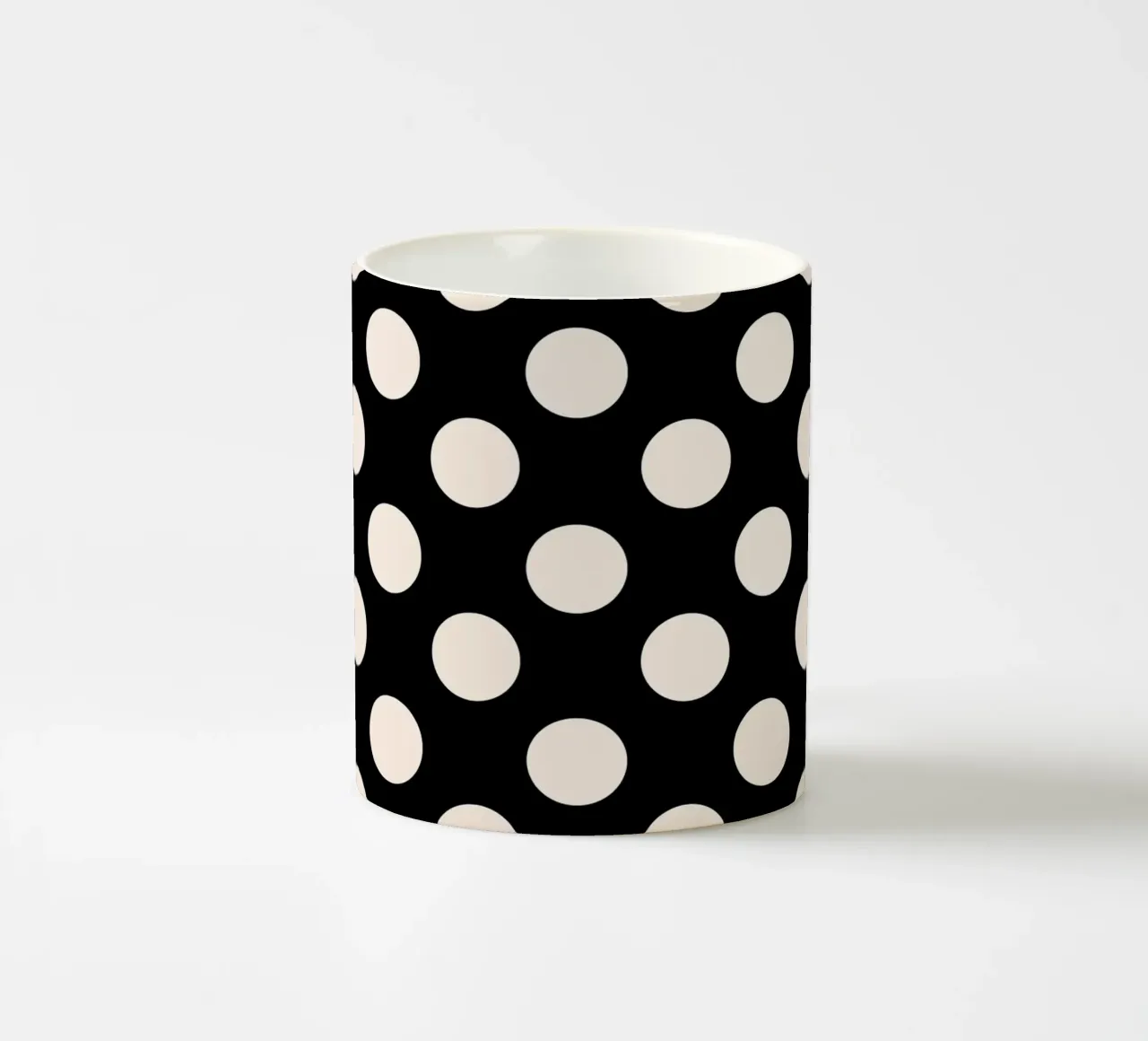 Polka dots on black tazza in ceramica da TijanaArtStudio88