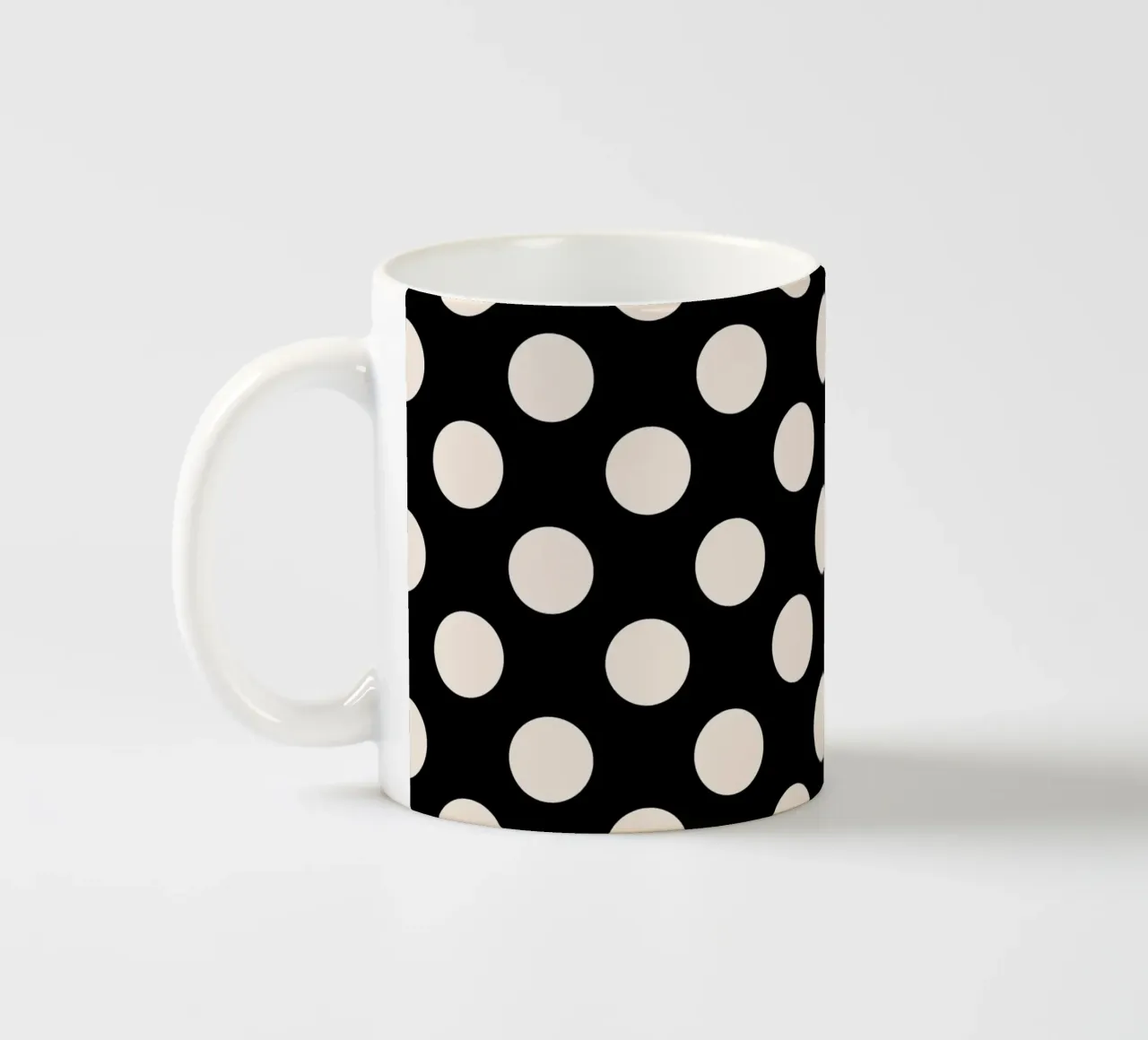 Polka dots on black tazza in ceramica da TijanaArtStudio88
