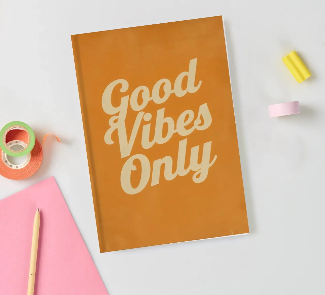 Sfondo arancione con crema Solo buone vibrazioni diario da DesignDoodle