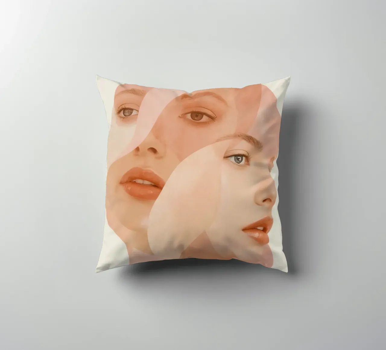 Volti femminili sovrapposti con forme geometriche Toni di pesca cuscino da DesignDoodle