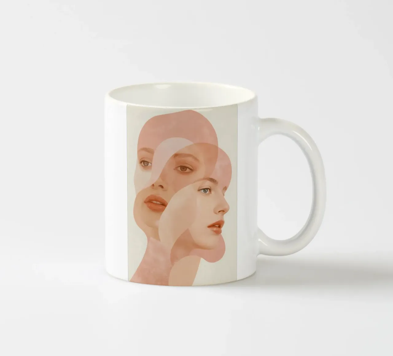 Volti femminili sovrapposti con forme geometriche Toni di pesca tazza in ceramica da DesignDoodle