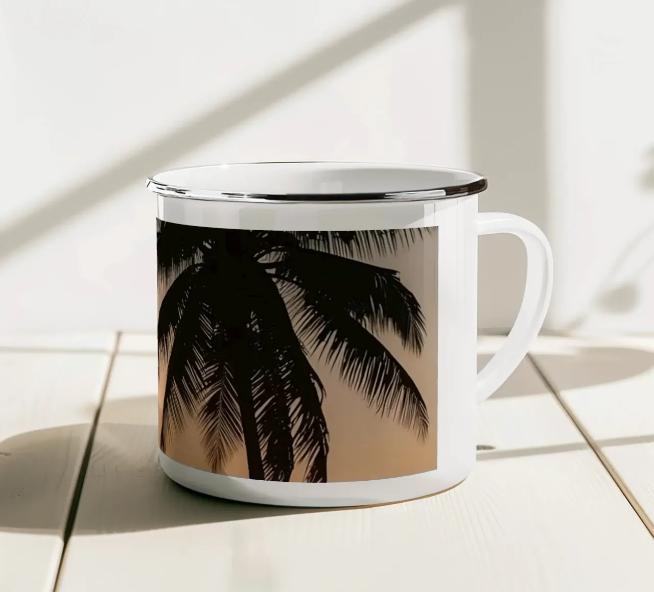 Palme sulla spiaggia al tramonto tazza in smalto da DesignDoodle