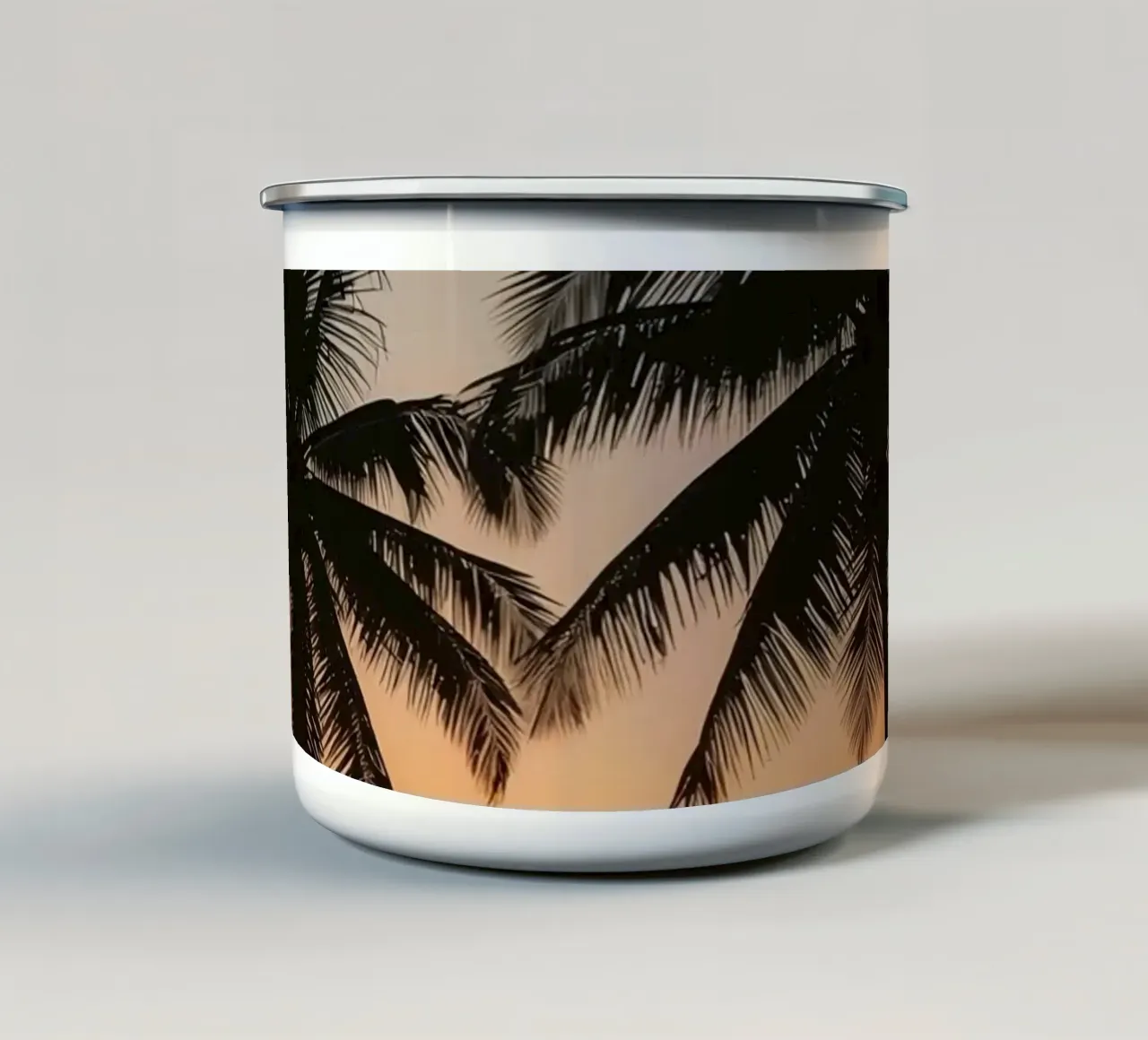 Palme sulla spiaggia al tramonto tazza in smalto da DesignDoodle