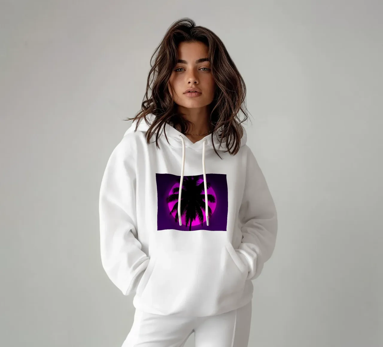 Silueta de palmera sobre un círculo rosa en un cuadro morado sudadera con capucha de DesignDoodle