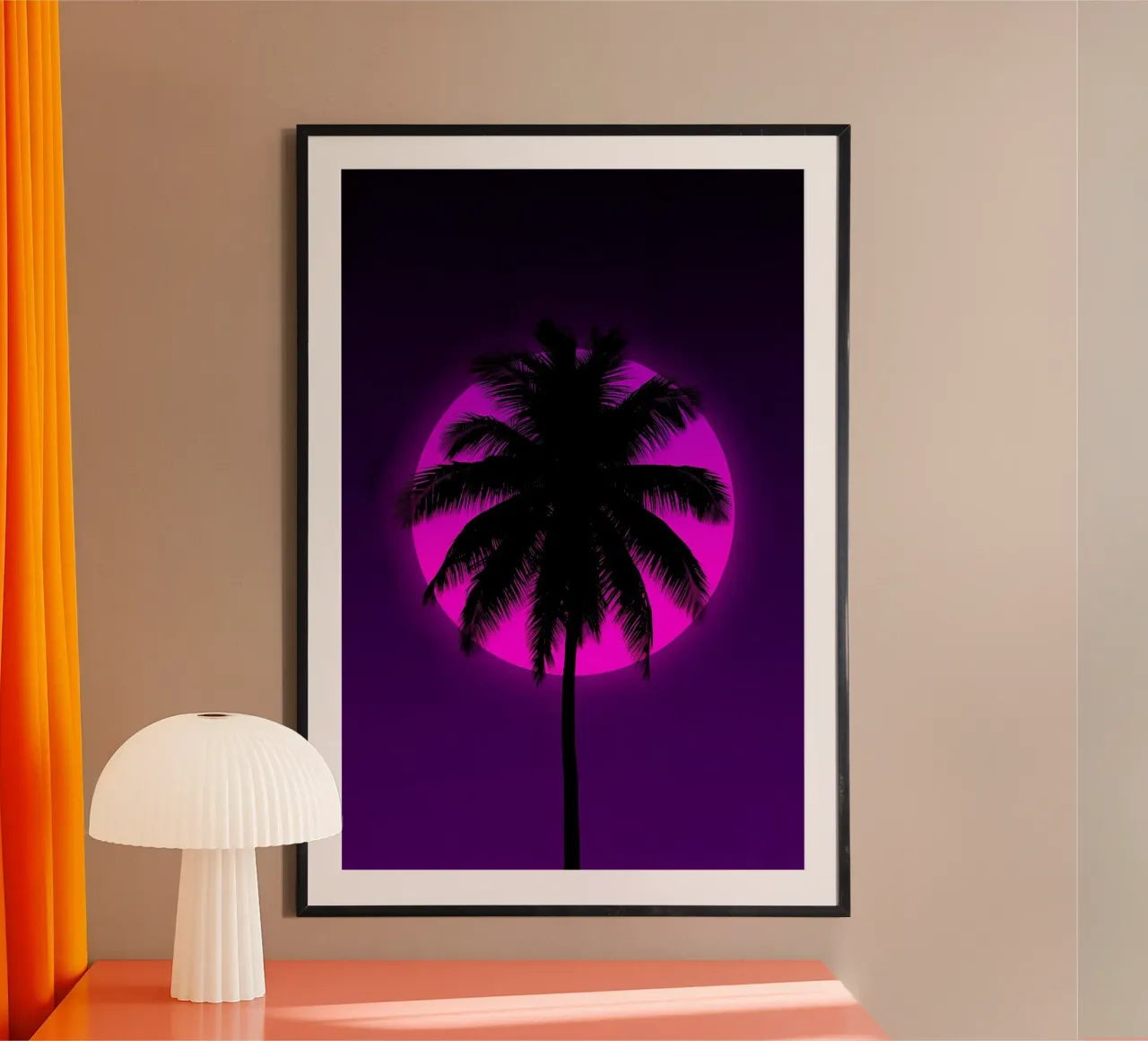 Silueta de palmera sobre un círculo rosa en un cuadro morado poster con marco de aluminio de DesignDoodle