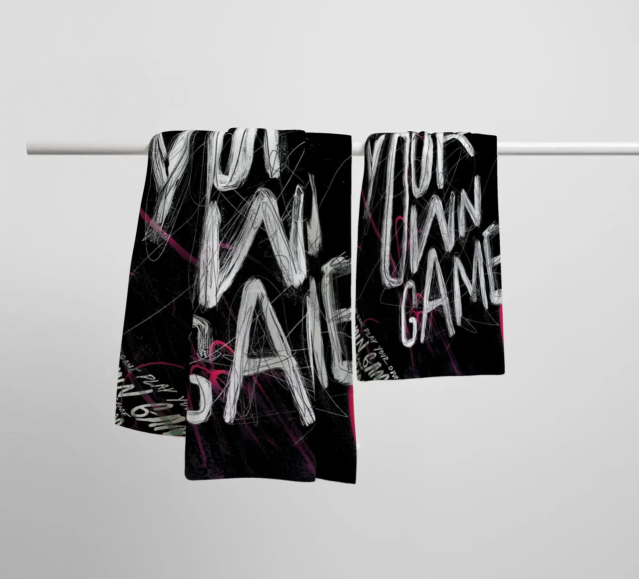 PLAY YOUR OWN GAME asciugamano da bagno da Type & Tape