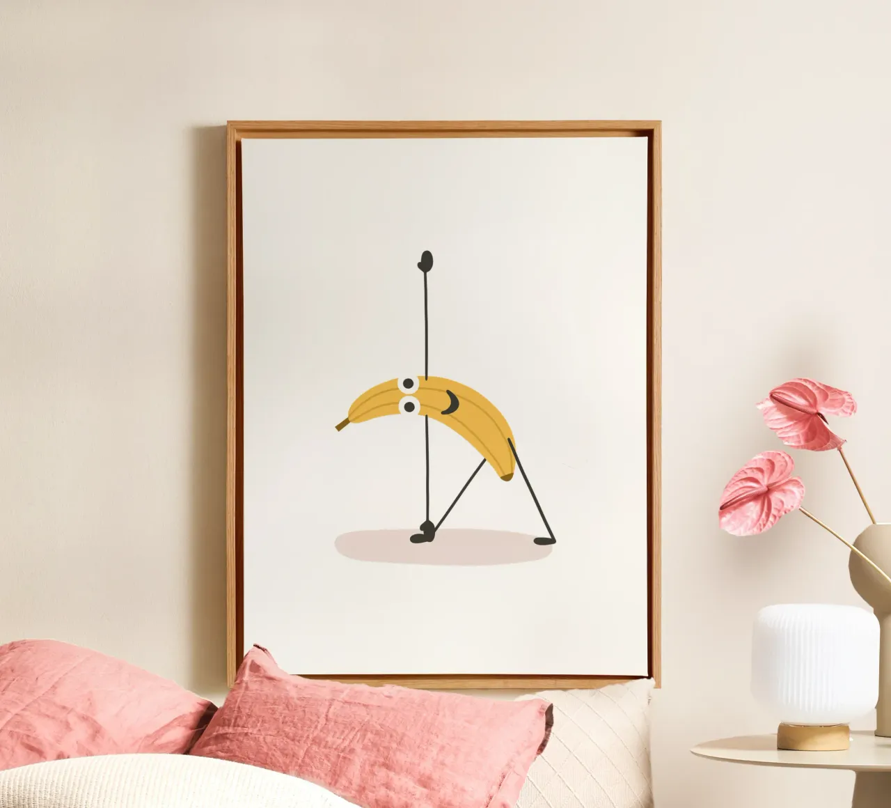 Plátano en postura triangular | Arte divertido e ingenioso para yoguis lienzo con Marco flotante de Kathrin Woo Design