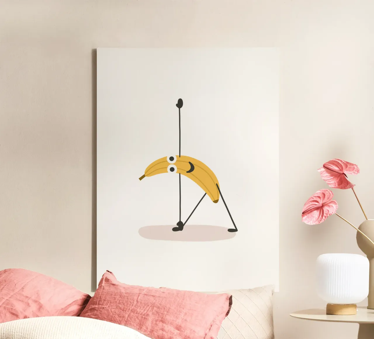 Plátano en postura triangular | Arte divertido e ingenioso para yoguis lienzo con Marco flotante de Kathrin Woo Design