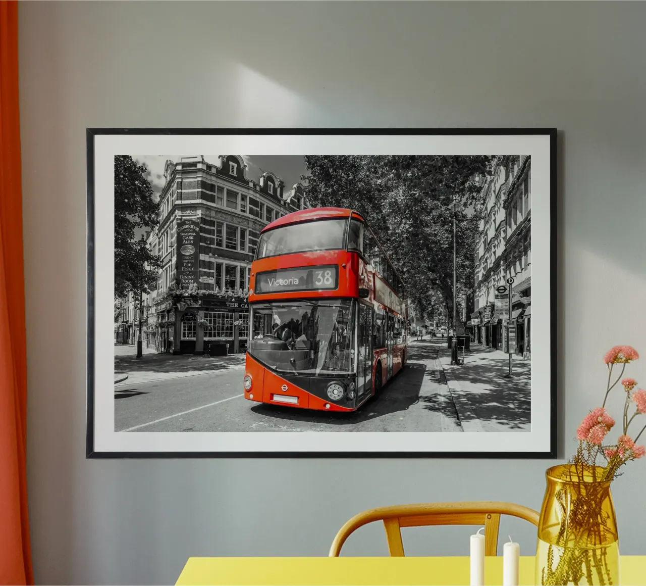 Una giornata tipo a Londra - colourkey poster con telaio in legno da Melanie Viola