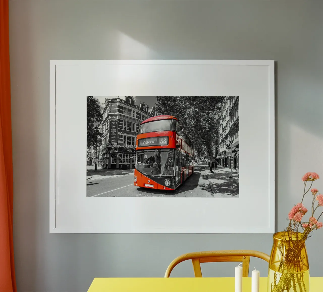 Una giornata tipo a Londra - colourkey poster con telaio in legno da Melanie Viola