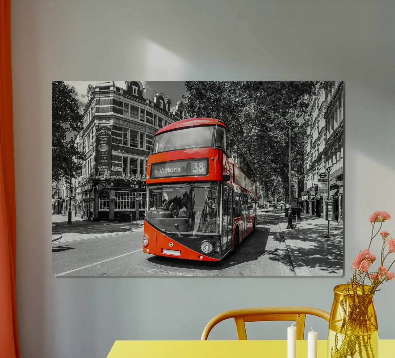Una giornata tipo a Londra - colourkey poster con telaio in legno da Melanie Viola