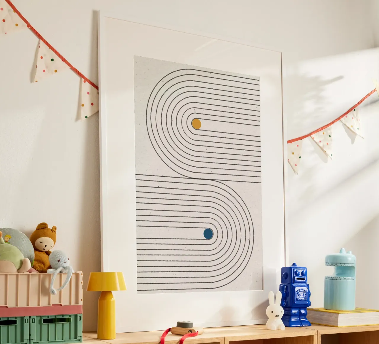 Puntini semplici di Blance poster con telaio in legno da The Miuus Studio