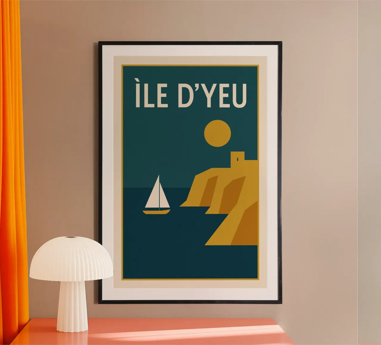 Minimalistische poster Île d'Yeu - Zonsondergang en zeilboot poster met aluminium frame van JETLAG | affiches voyage