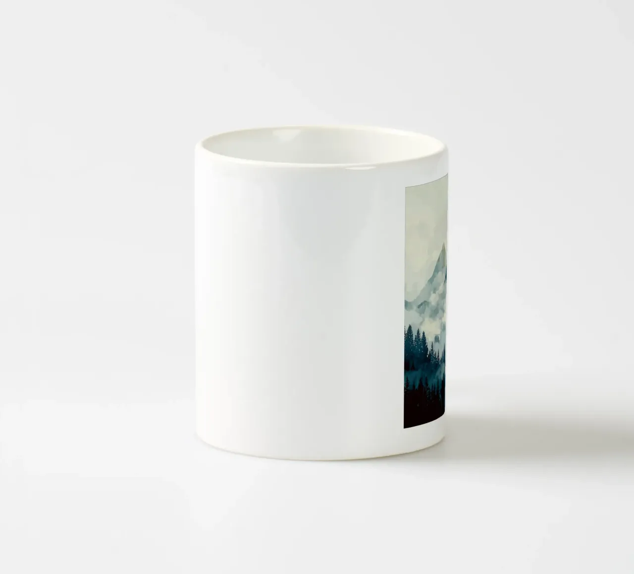 Mountain Landscape - Snowy Peaks and Pine Forest in Clouds tazza in ceramica da Dune