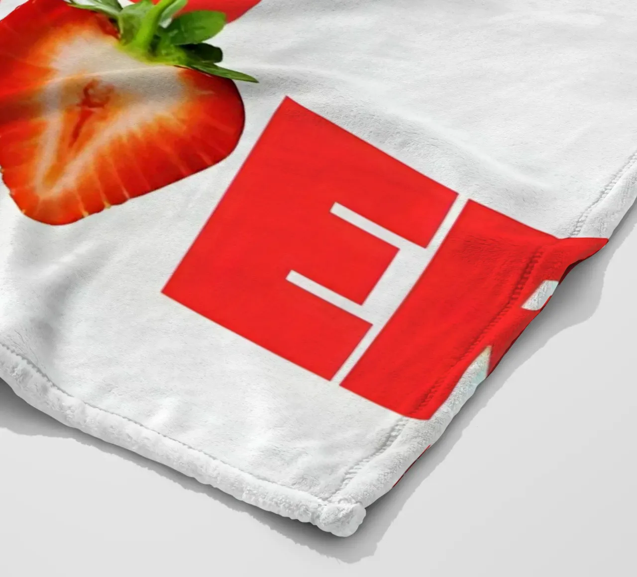 Strawberry Fields Forever coperta in pile da Type & Tape