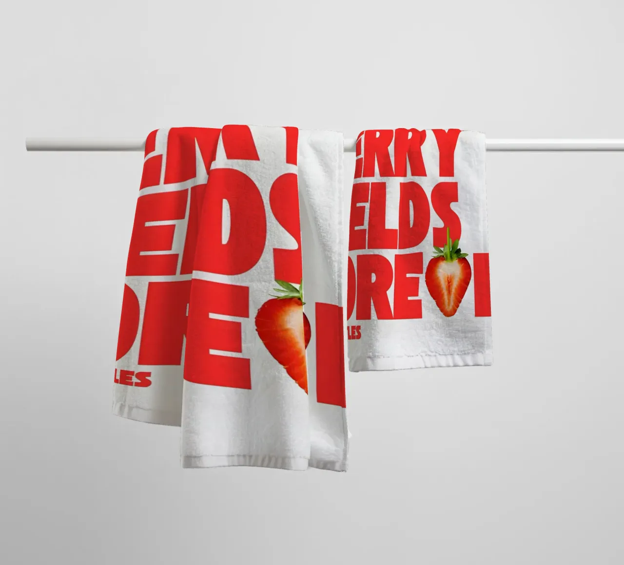 Strawberry Fields Forever asciugamano da bagno da Type & Tape