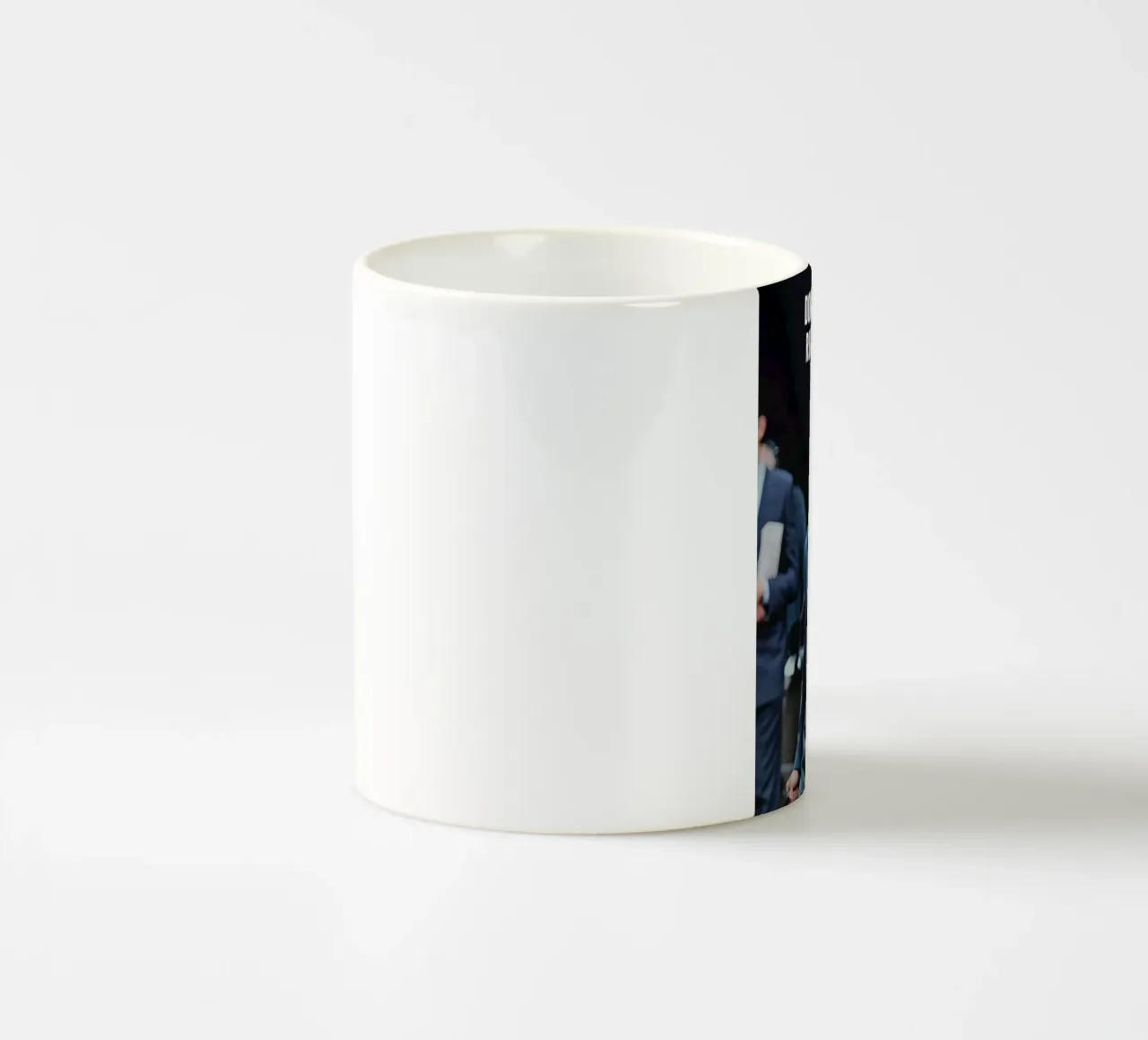"DON'T LET IDIOTS RUIN YOUR DAY!" tazza in ceramica da Type & Tape