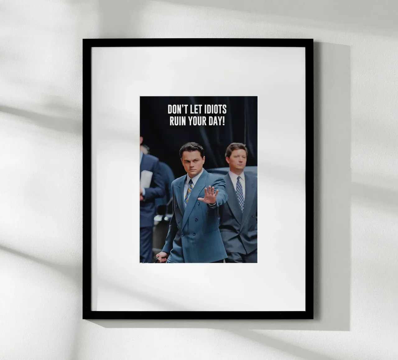 "DON'T LET IDIOTS RUIN YOUR DAY!" poster con telaio in alluminio da Type & Tape