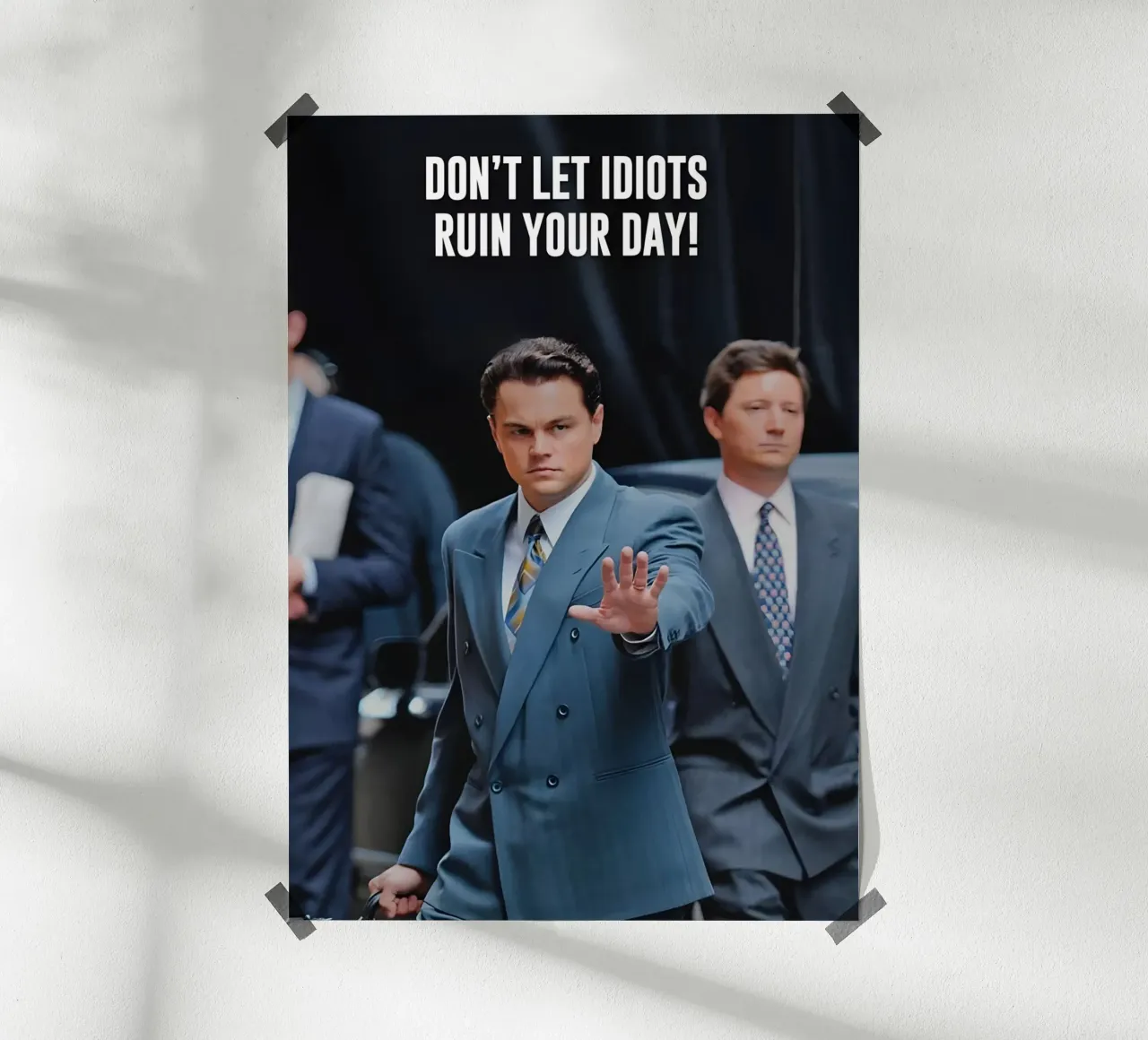 "DON'T LET IDIOTS RUIN YOUR DAY!" poster con telaio in alluminio da Type & Tape