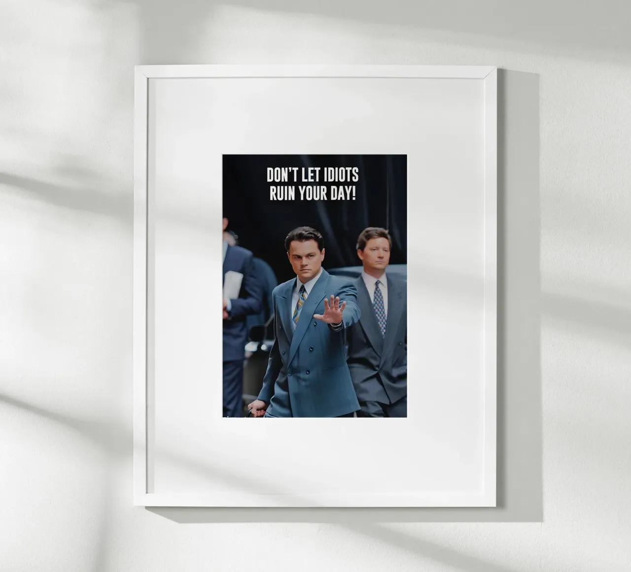 "DON'T LET IDIOTS RUIN YOUR DAY!" poster con telaio in alluminio da Type & Tape