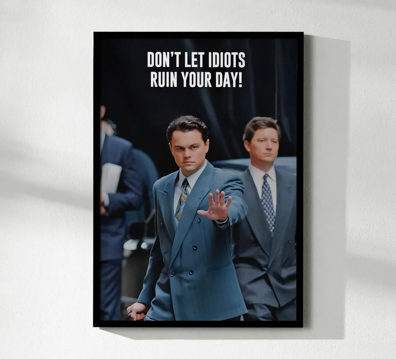 "DON'T LET IDIOTS RUIN YOUR DAY!" poster con telaio in alluminio da Type & Tape
