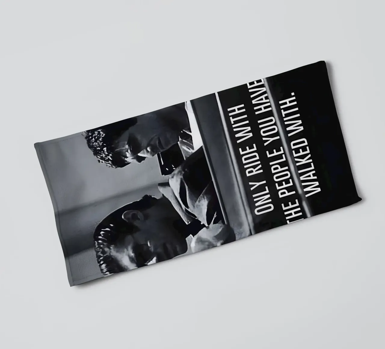 "ONLY RIDE WITH THE PEOPLE YOU HAVE WALKED WITH" asciugamano da bagno da Type & Tape