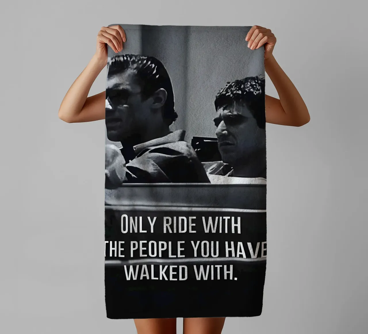 "ONLY RIDE WITH THE PEOPLE YOU HAVE WALKED WITH" asciugamano da bagno da Type & Tape