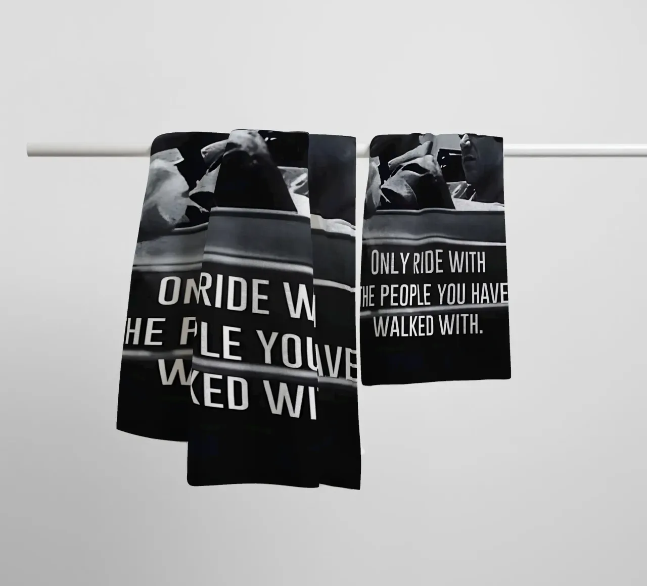 "ONLY RIDE WITH THE PEOPLE YOU HAVE WALKED WITH" asciugamano da bagno da Type & Tape
