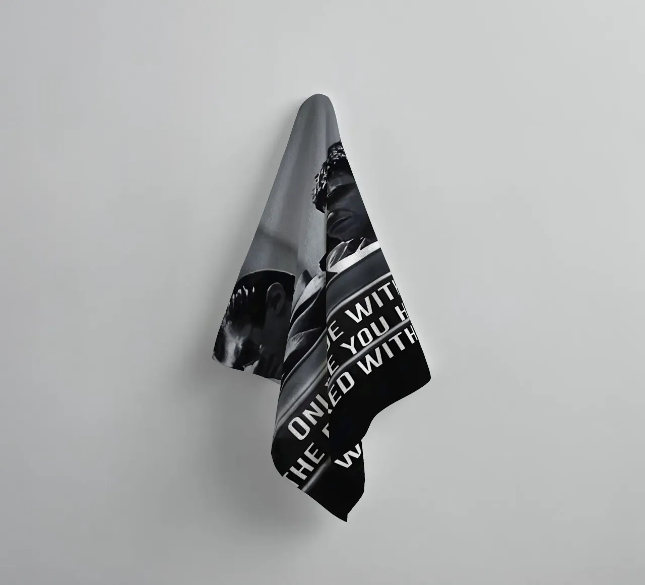 "ONLY RIDE WITH THE PEOPLE YOU HAVE WALKED WITH" asciugamano da bagno da Type & Tape