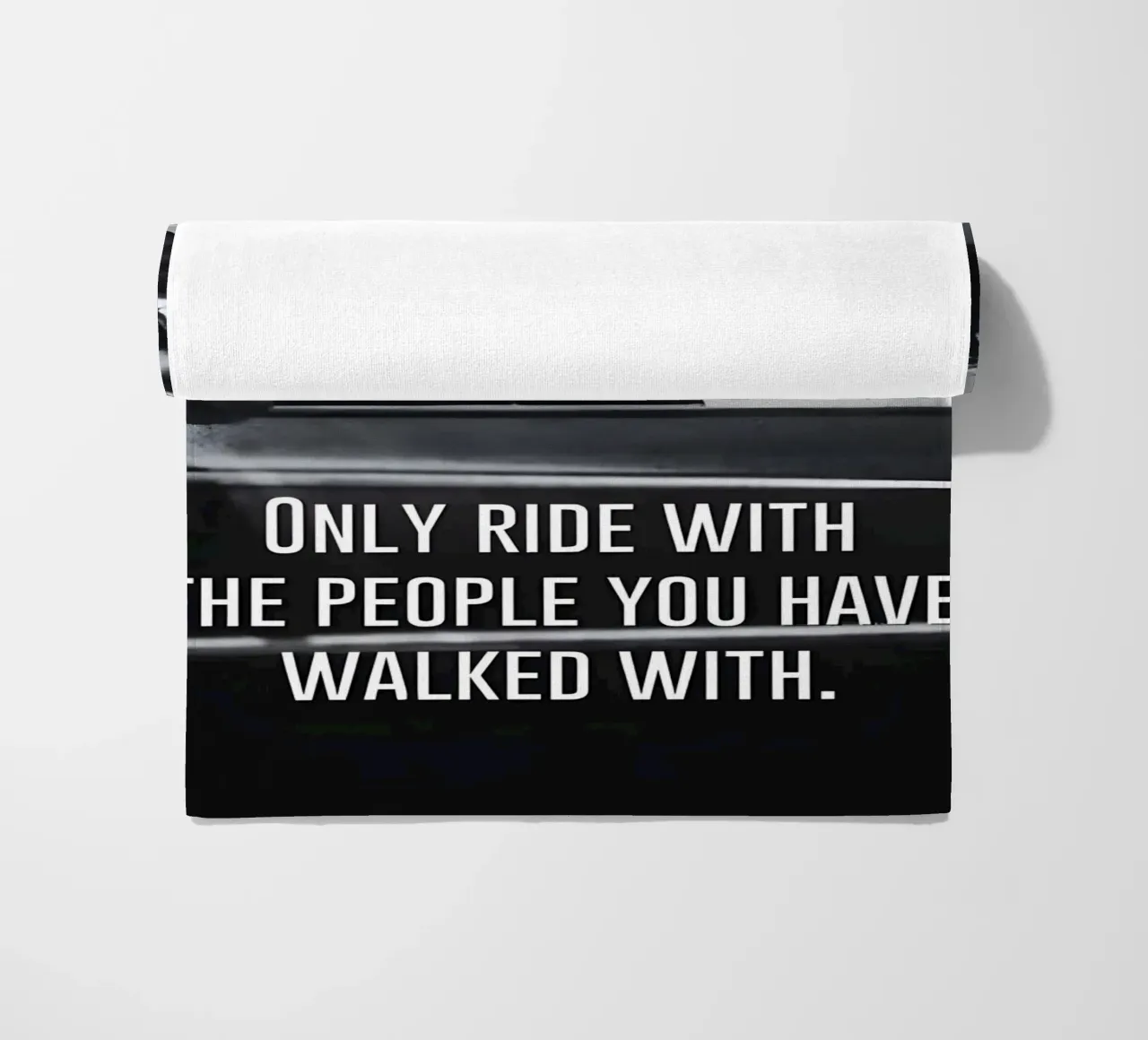 "ONLY RIDE WITH THE PEOPLE YOU HAVE WALKED WITH" telo mare da Type & Tape
