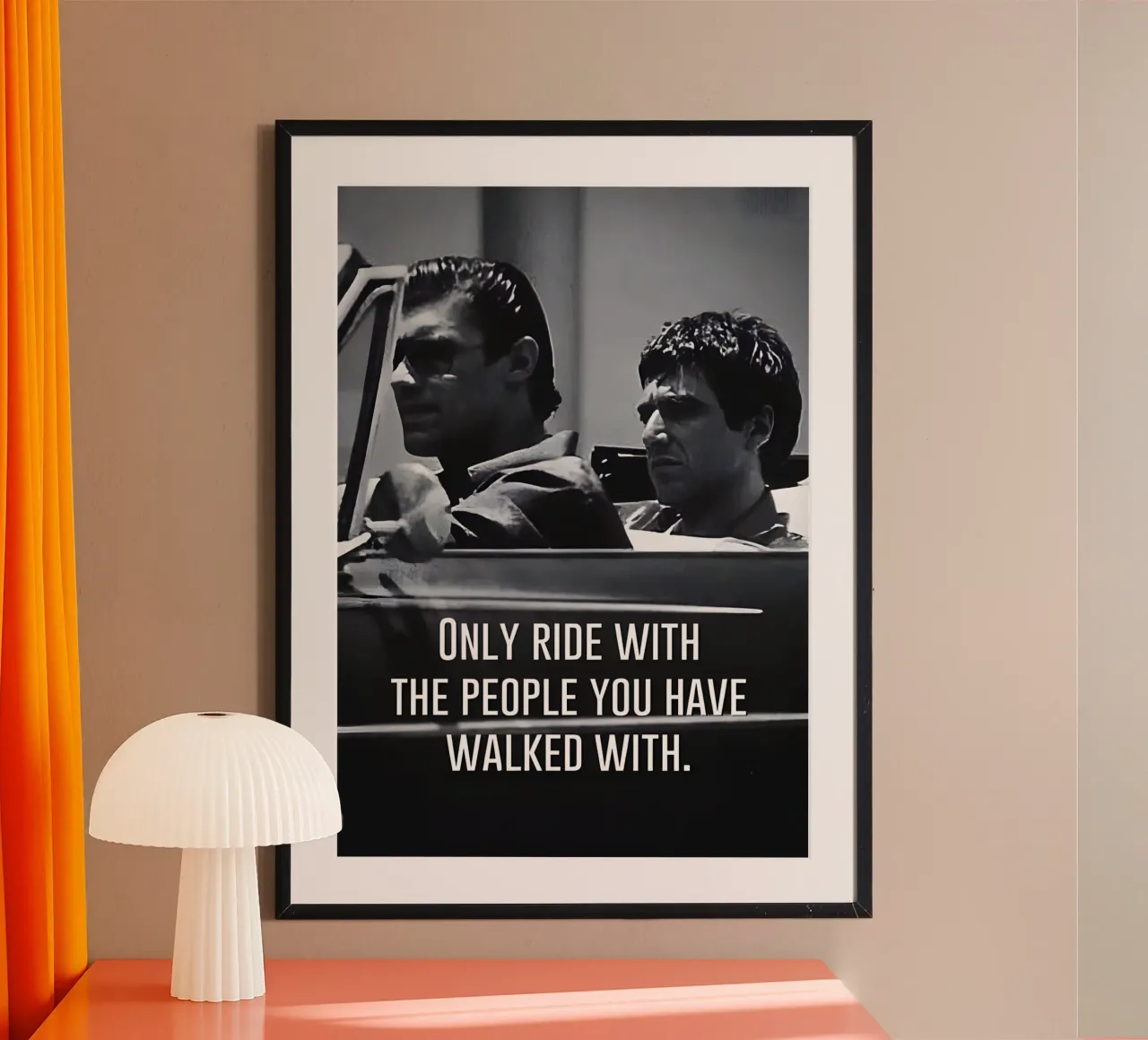 "ONLY RIDE WITH THE PEOPLE YOU HAVE WALKED WITH" poster con telaio in alluminio da Type & Tape