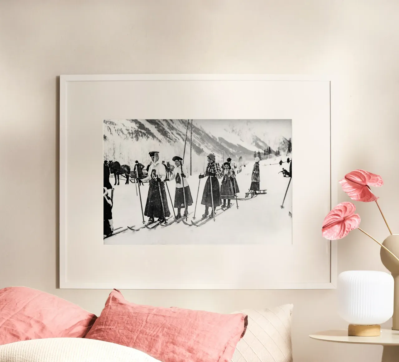 Femmes victoriennes skiant, photo ancienne en noir et blanc poster avec cadre en aluminium de Vibrant Vintage Prints