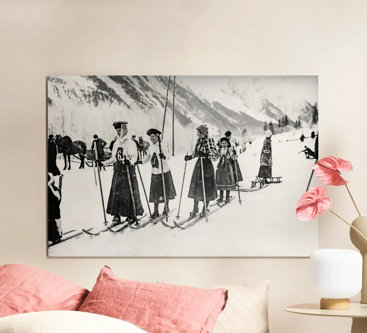 Femmes victoriennes skiant, photo ancienne en noir et blanc poster avec cadre en aluminium de Vibrant Vintage Prints