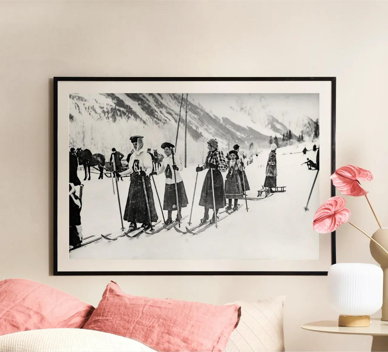 Femmes victoriennes skiant, photo ancienne en noir et blanc poster avec cadre en aluminium de Vibrant Vintage Prints