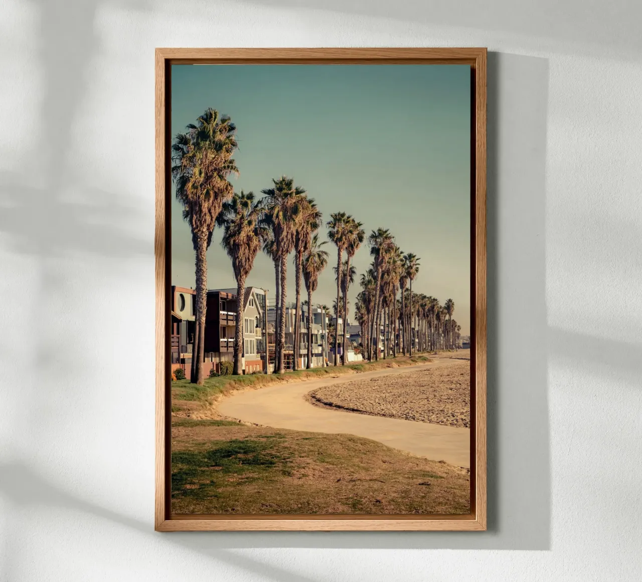 Passeggiata con palme sulla spiaggia di Venice Beach a Los Angeles tela con Cornice a cassetta da Finch & Frames