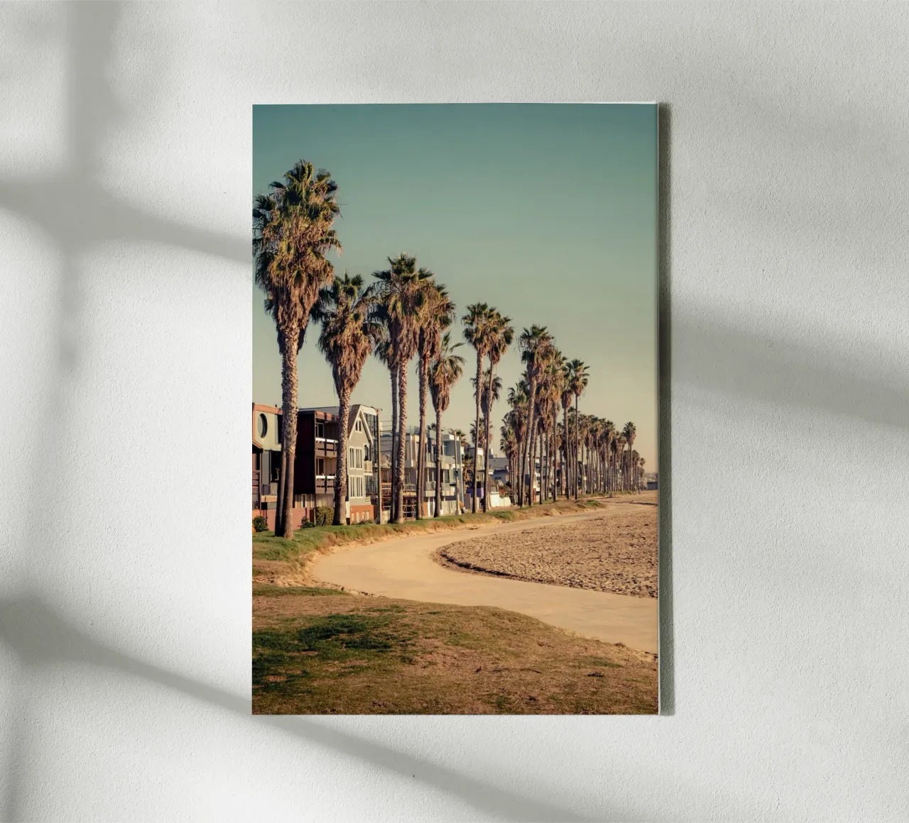 Passeggiata con palme sulla spiaggia di Venice Beach a Los Angeles tela con Cornice a cassetta da Finch & Frames