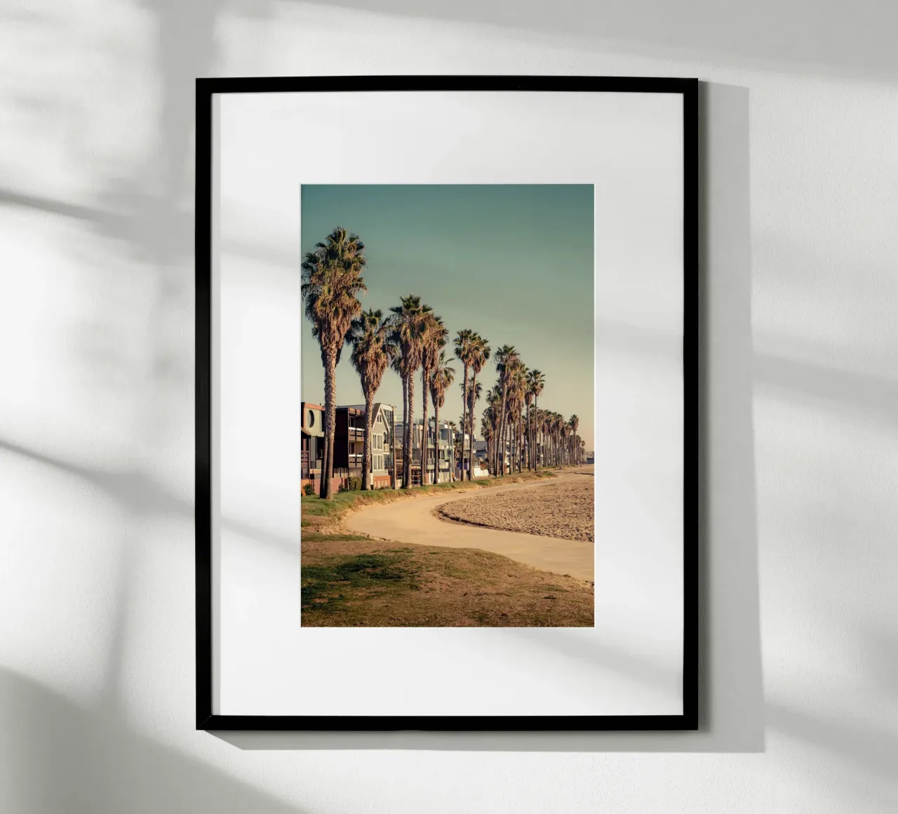 Passeggiata con palme sulla spiaggia di Venice Beach a Los Angeles poster da Finch & Frames