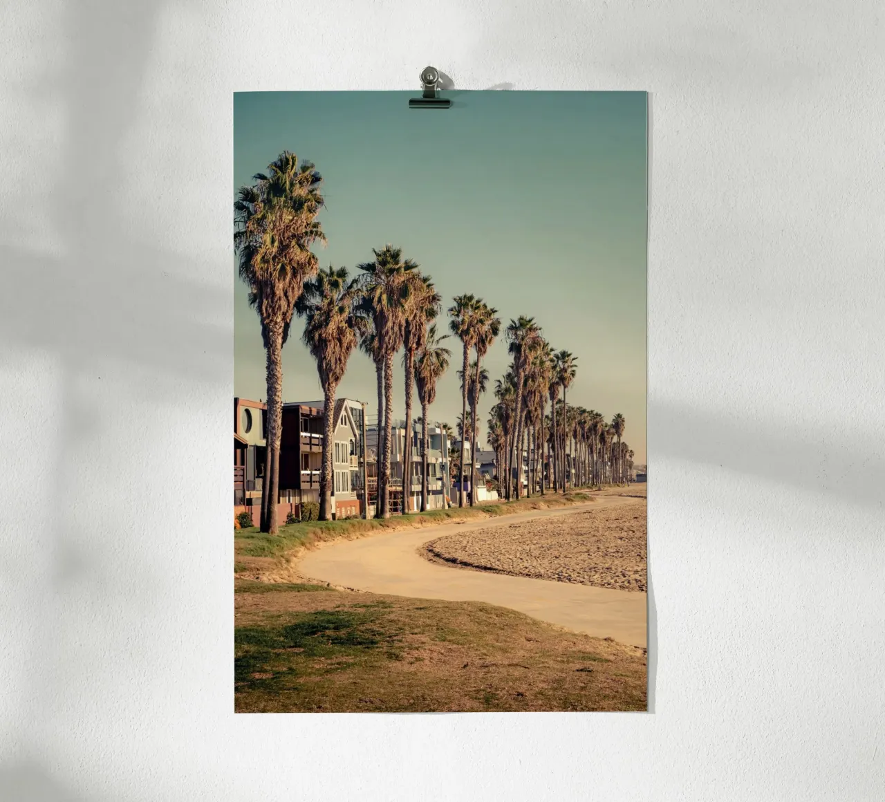 Passeggiata con palme sulla spiaggia di Venice Beach a Los Angeles poster con telaio in plastica da Finch & Frames