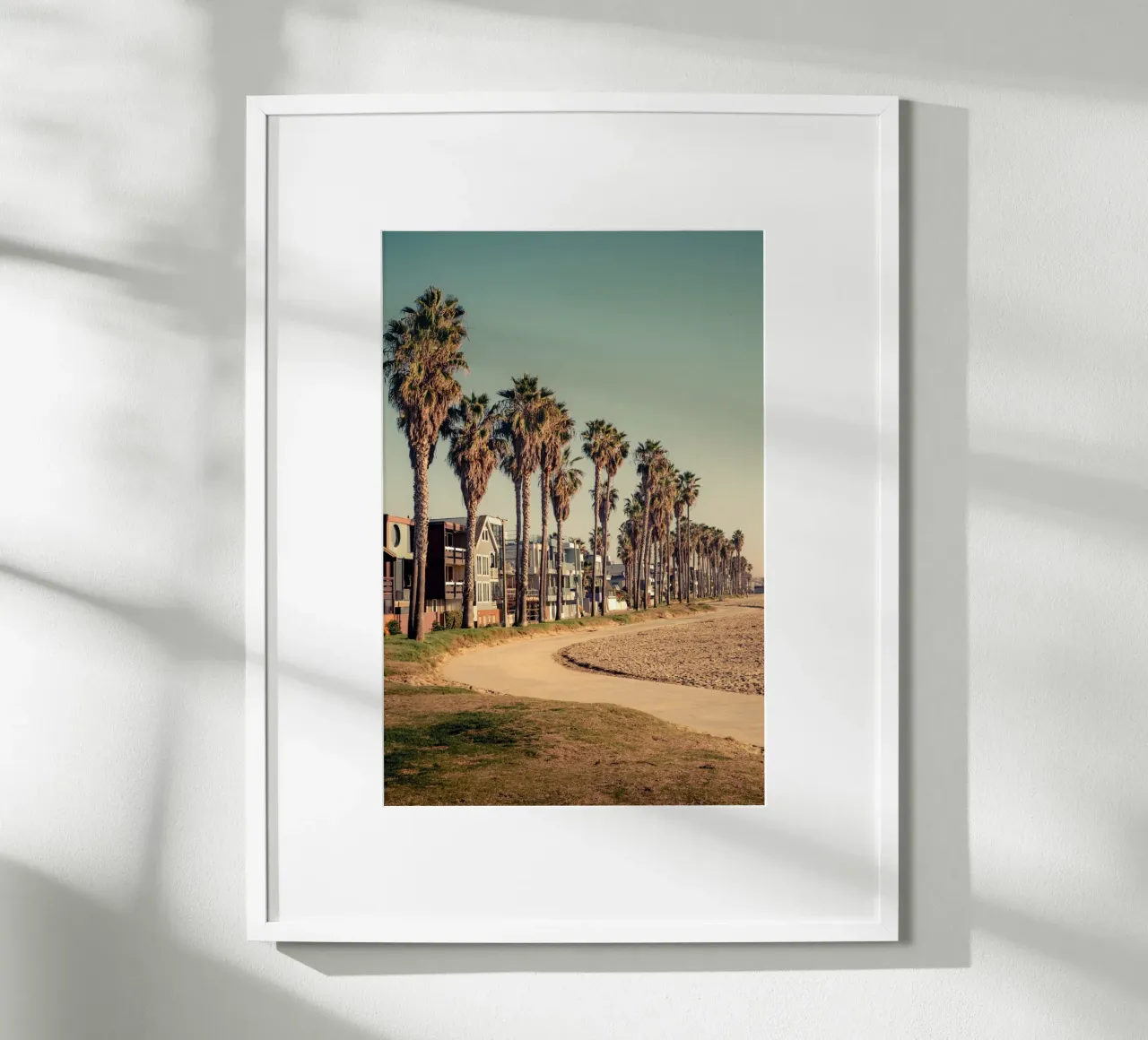 Passeggiata con palme sulla spiaggia di Venice Beach a Los Angeles poster con telaio in plastica da Finch & Frames