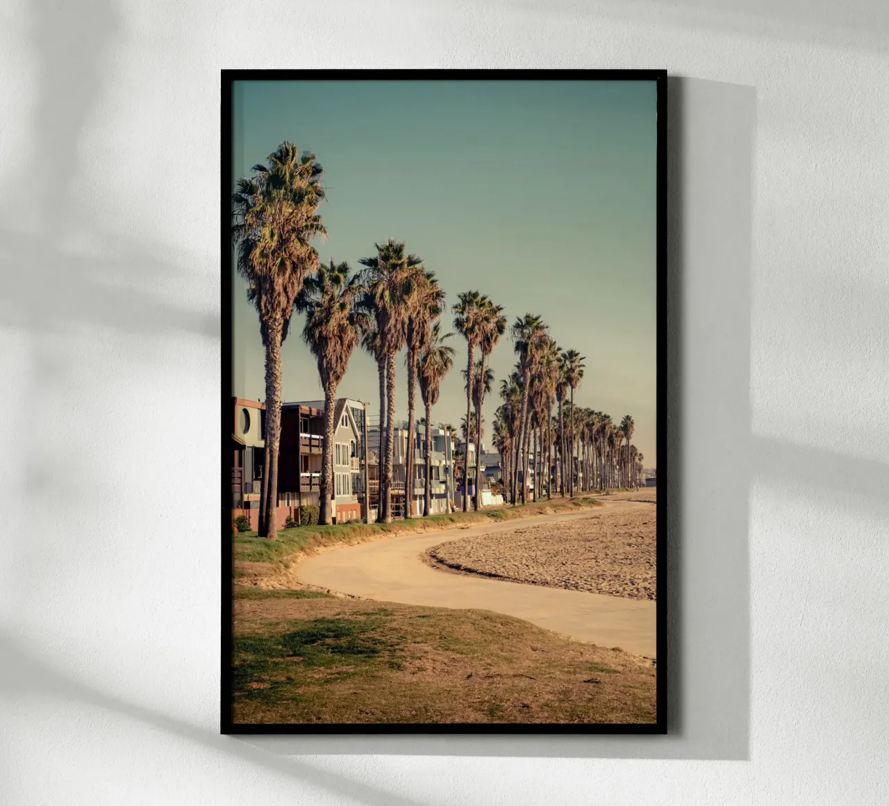 Passeggiata con palme sulla spiaggia di Venice Beach a Los Angeles poster da Finch & Frames