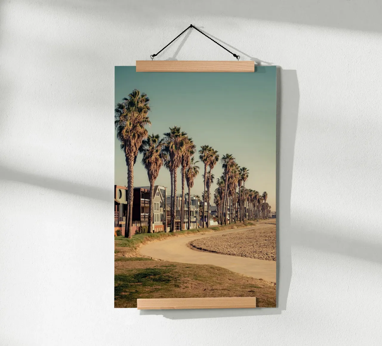 Passeggiata con palme sulla spiaggia di Venice Beach a Los Angeles poster con telaio in plastica da Finch & Frames