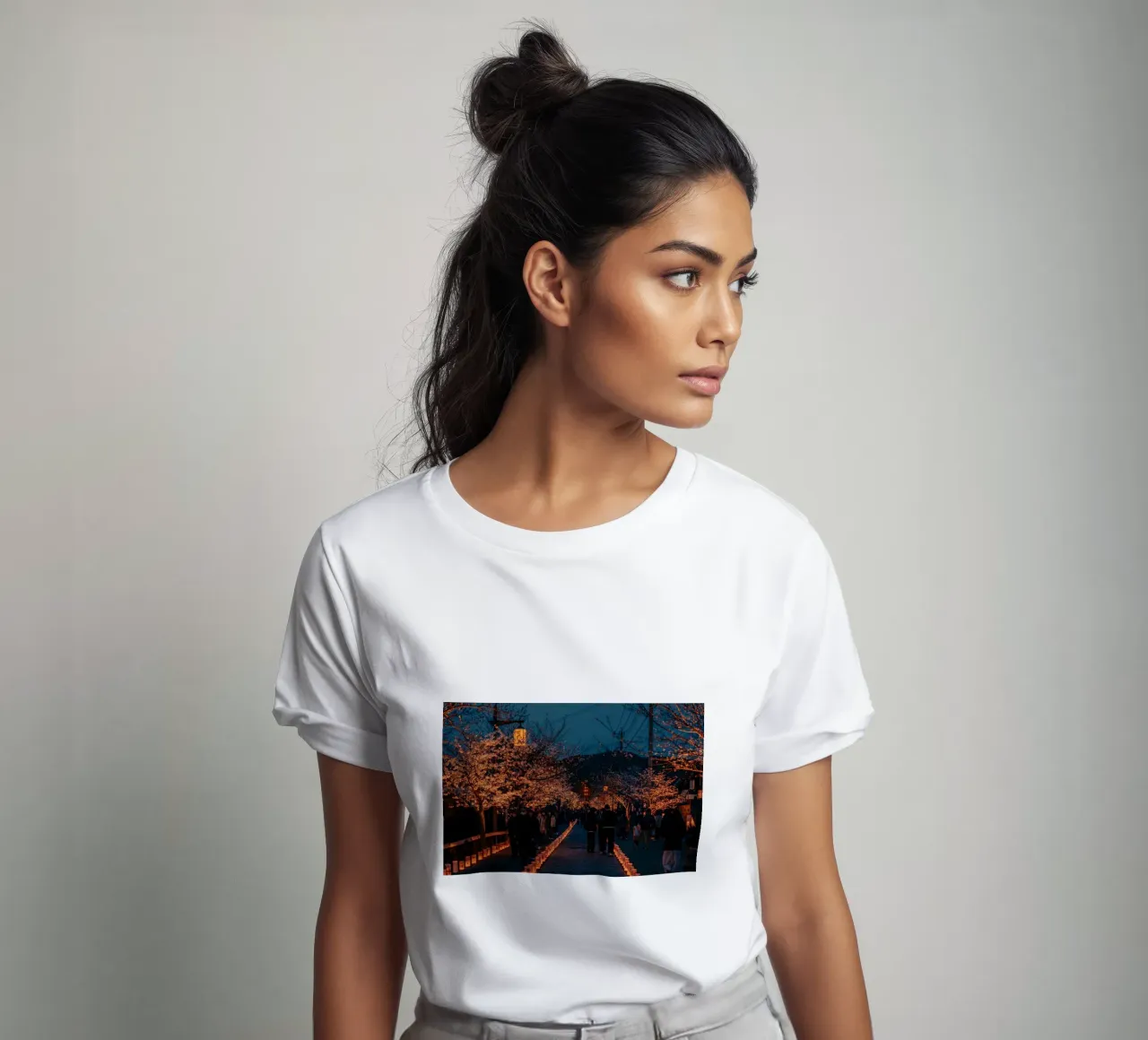 Tempio dei ciliegi in fiore di notte - Kumamoto, Giappone t-shirt da Marcel Bisig