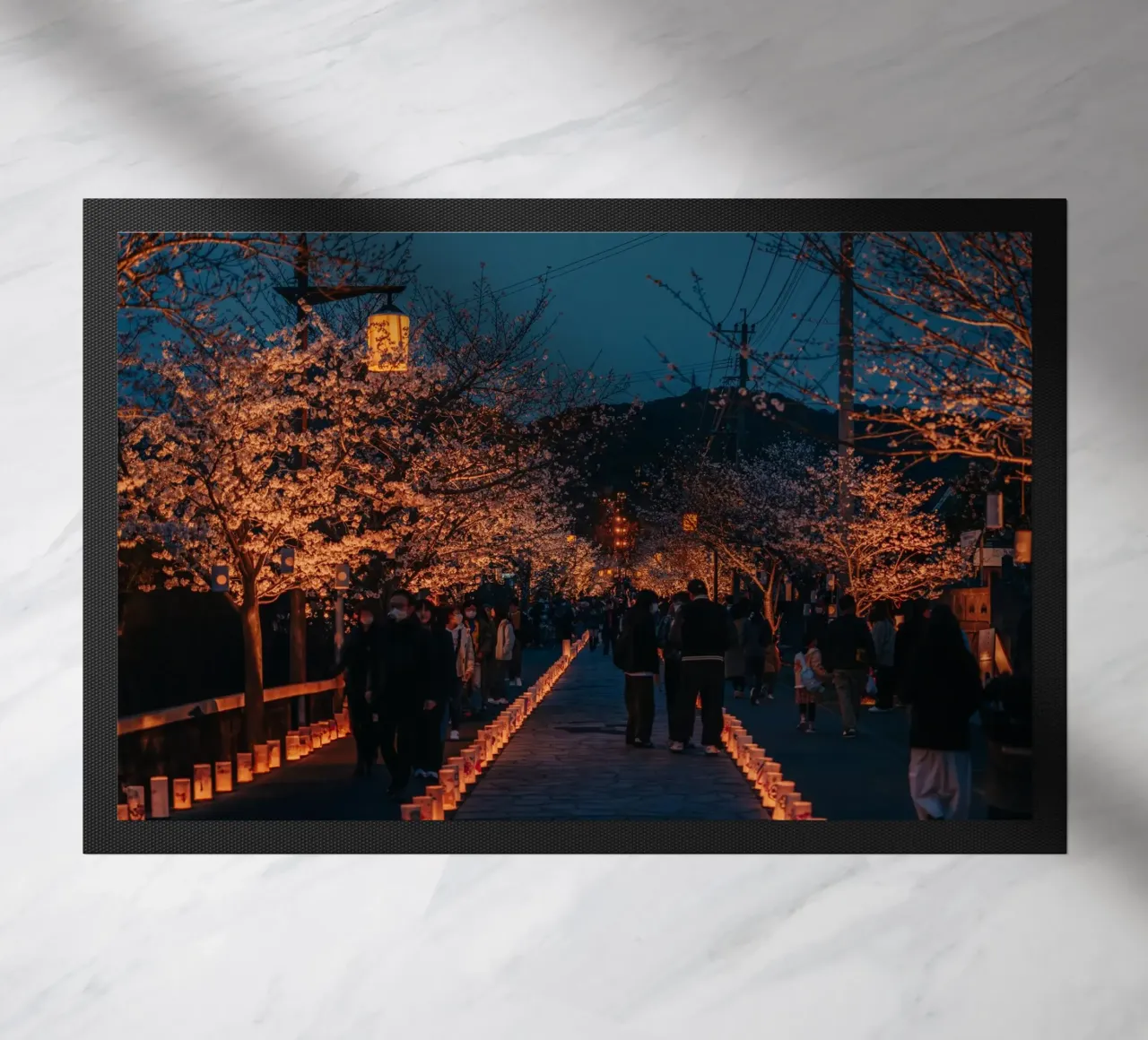 Tempio dei ciliegi in fiore di notte - Kumamoto, Giappone zerbino da Marcel Bisig
